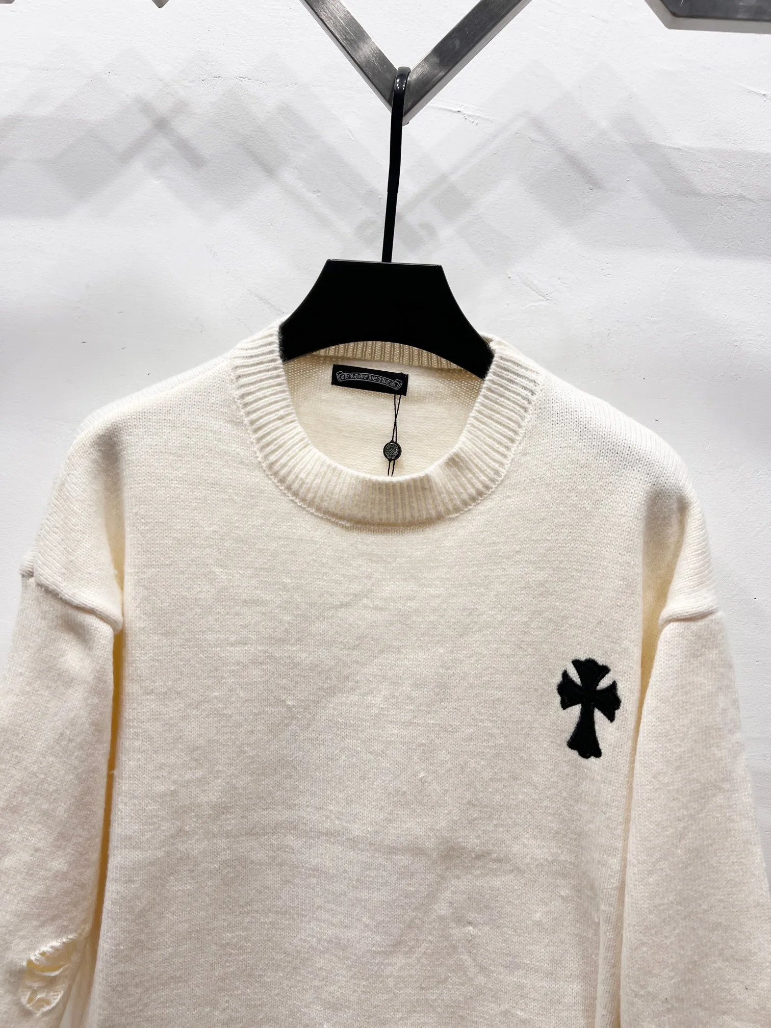 P240 High quality, model number: (Q063) Chrome Hearts CH Chrome Hearts patchwork cross hole knitted sweater pullover. The popular style is the same for men and women. It is matched with black and white. It looks great in real life. It looks good on the upper body. It looks good in daily wear. It is even more photogenic. It’s hard not to buy it. Buy it for me!!! Believe me, no one can refuse such a captain style Chrome Hearts jacket. The fit has been expanded based on the old version. The upper body is loose and stylish. Casual design with an expanded hem. Fat people are extremely slim. Thin people have a limited height. Ten thousand yuan ZP printing. 1:1 perfect restoration. Looks good when worn alone. Can be easily controlled by both men and women. If you care more about quality, you must also respect the price. It is completely different from the thin transparent bottoms on the market that pill when worn. If the style makes you shine at a glance, then quality is what you should pay more attention to. We focus on quality rather than price. Customers who have received my products all know it. ️️️ Sweaters on the market are generally made of bract core yarn. We use modal. The advantages over core-spun yarn are very intuitive: high cost, high price, high density, relatively expensive for developers, and let us make a lot less money. In addition, it is delicate, has no scum on the upper body, resists pilling, and is high-end. We are conscientious sellers and do not use core-spun yarn. Apart from being cheap, core-spun yarn is really useless. It shrinks, pills, hooks, and makes people pierced. He is proficient in everything. It is 2024. Who doesn’t want to look decent when they go out? Quality determines the upper body effect. No matter how bad the quality, the best style is still the temperament of the urban-rural fringe. We only do long-term business. Quality determines character. Take it back and wear it with confidence and wash it. The quality of the pattern will definitely make your eyes shine. We only make the right version of high quality. We make high-end hard goods. Reject junk goods and reject fast food. Conscientious quality and conscientious price. You deserve it!  Color: Black White Gray Red Size: S M L